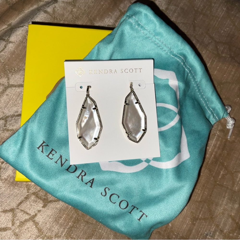 ✨ NWT Kendra Scott Muriel Drop Earrings in Mother of Pearl ✨